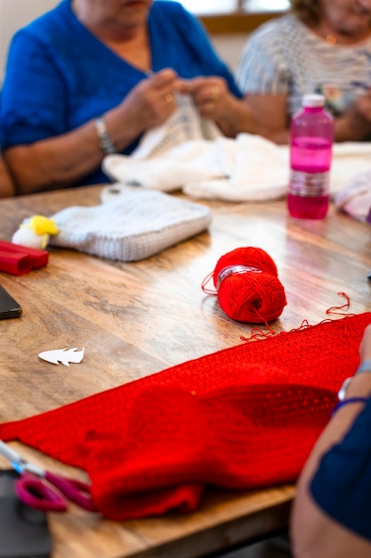 Participanți la atelier de broderie
